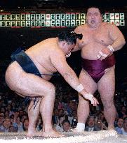 Takanohana downs Chiyo, 1 win away from summer sumo crown